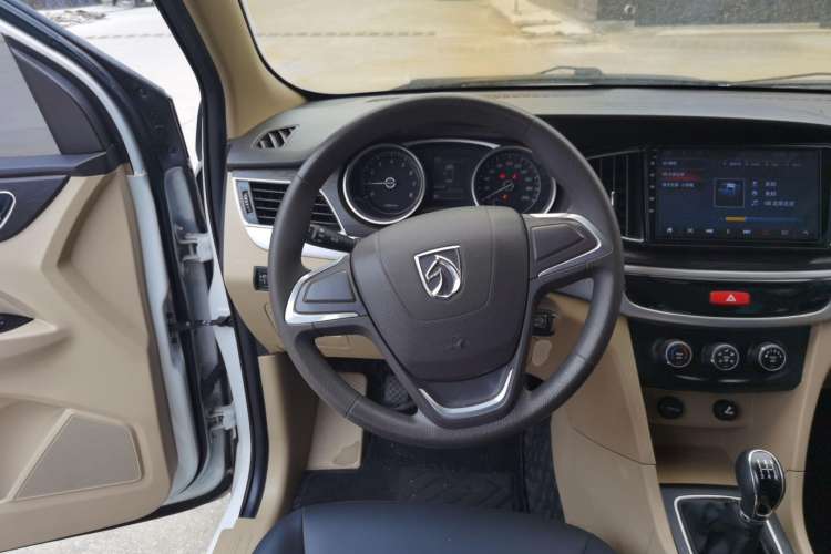 Used Baojun 730 2016 Revised Version 1.5L Manual Standard Model 5 Seats Steering Wheel