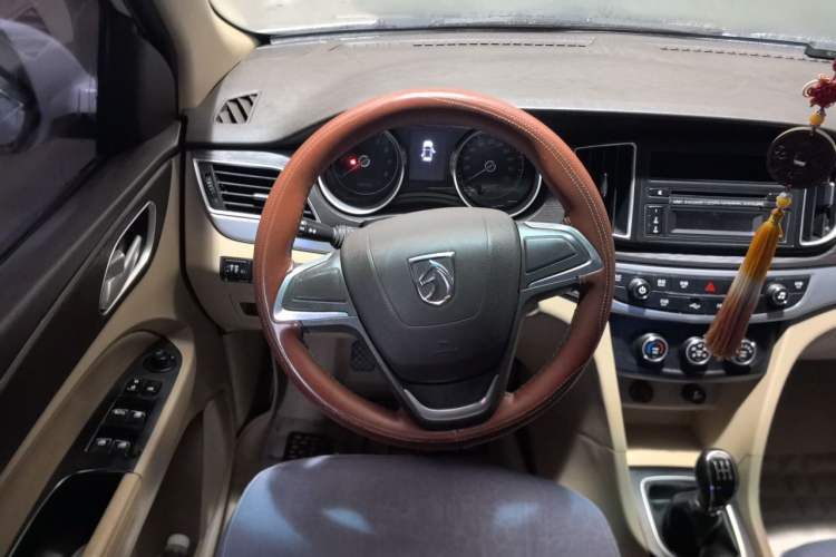 Used Baojun 730 2016 Revised 1.5L Manual Standard Version 7 Seats China V Emission Standard Steering Wheel