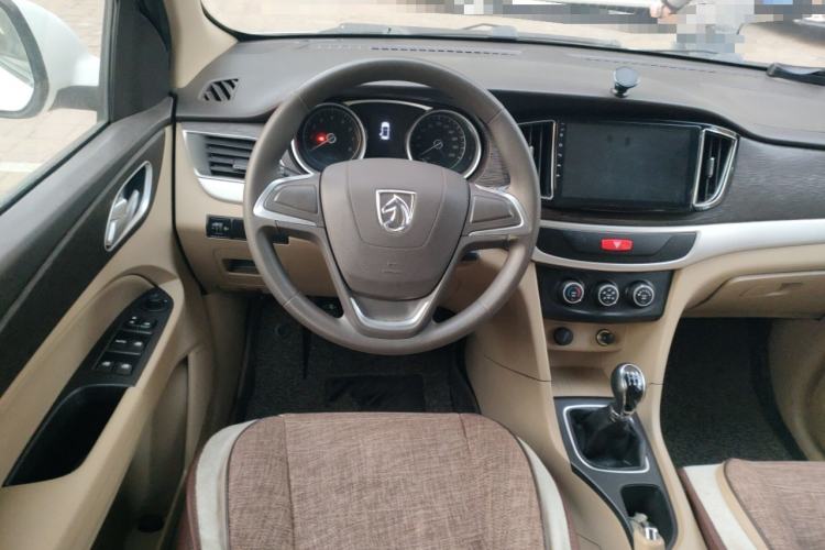 Used Baojun 730 2016 Revised 1.5L Manual Standard Version 7 Seats China V Emission Standard Steering Wheel
