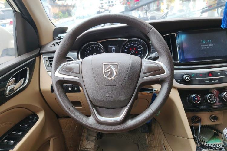 Used Baojun 730 2016 1.5L Manual Luxury Edition 7 Seats Steering Wheel