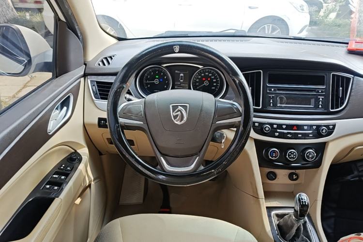 Used Baojun 730 2016 Revised 1.5L Manual Standard Version 7 Seats China V Emission Standard Steering Wheel