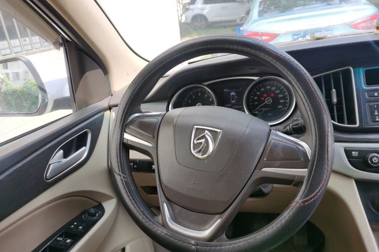 Used Baojun 730 2016 Revised 1.5L Manual Standard Version 7 Seats China V Emission Standard Steering Wheel