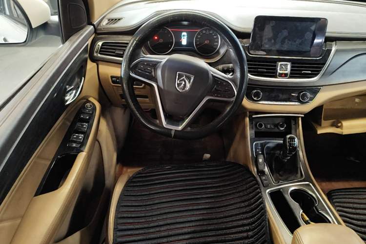Used Baojun 730 2016 1.5T Manual Luxury Edition 7 Seats Steering Wheel