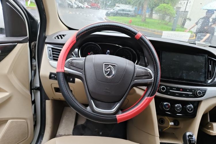 Used Baojun 730 2016 1.5T Manual Comfort Version 7 Seats Steering Wheel