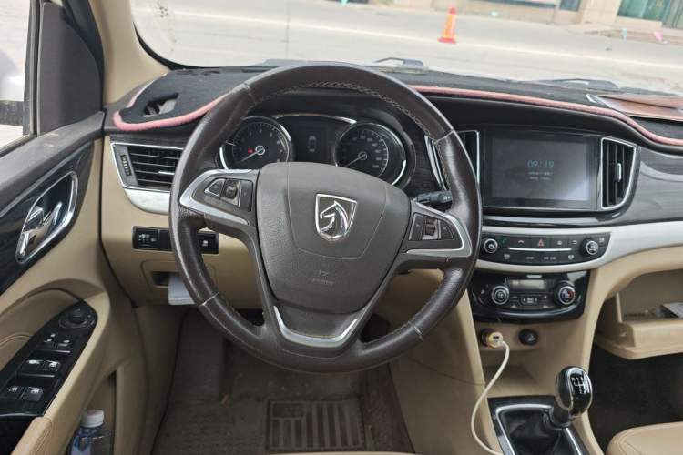 Used Baojun 730 2016 1.5T Manual Luxury Edition 7 Seats Steering Wheel