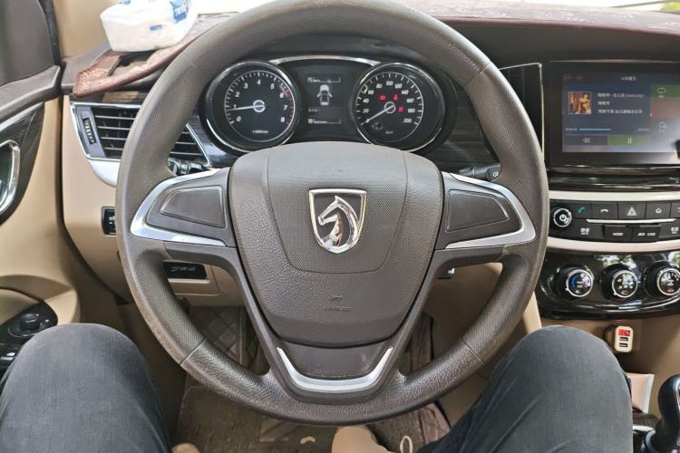 Used Baojun 730 2016 1.5T Manual Comfort Version 7 Seats Steering Wheel