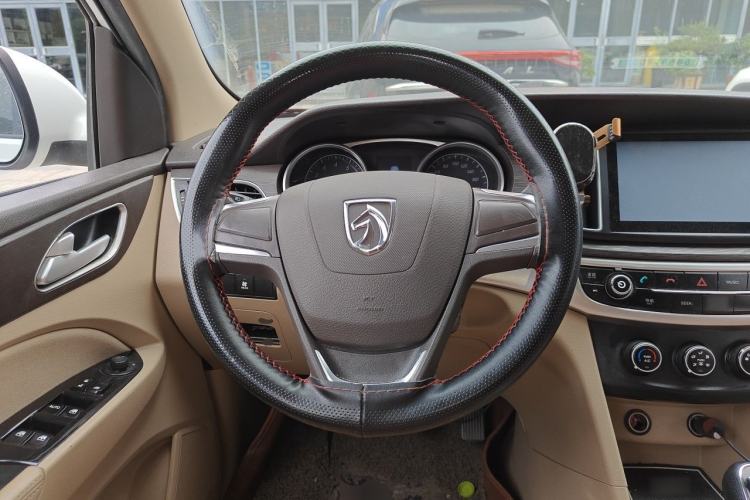 Used Baojun 730 2016 Revised 1.5L Manual Standard Version 7 Seats China V Emission Standard Steering Wheel