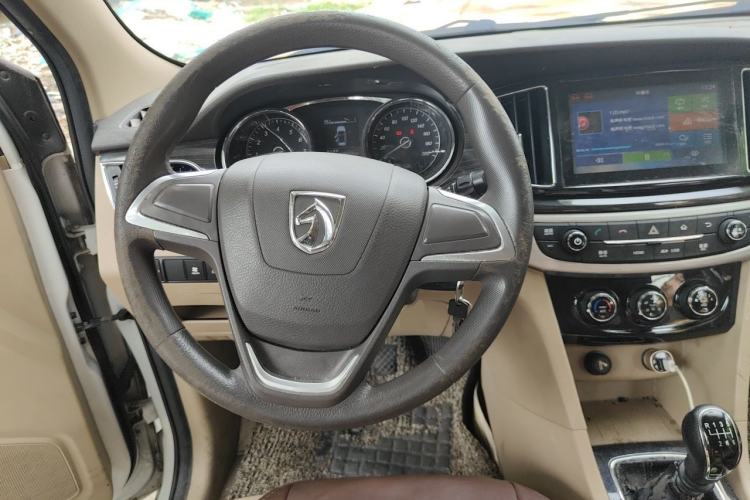 Used Baojun 730 2016 1.5T Manual Comfort Version 7 Seats Steering Wheel
