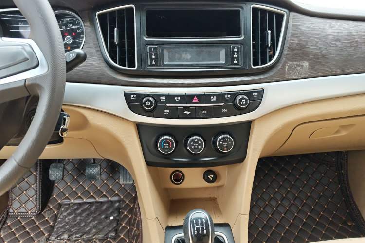 Used Baojun 730 2016 Revised 1.5L Manual Standard Version 7 Seats China V Emission Standard Audio And AC Panel