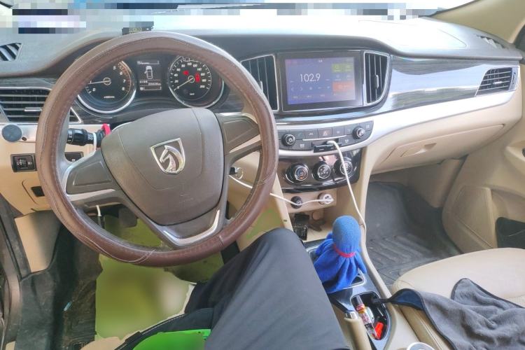 Used Baojun 730 2016 1.5L Manual Comfort Version 7 Seats China V Emission Standard Center Console