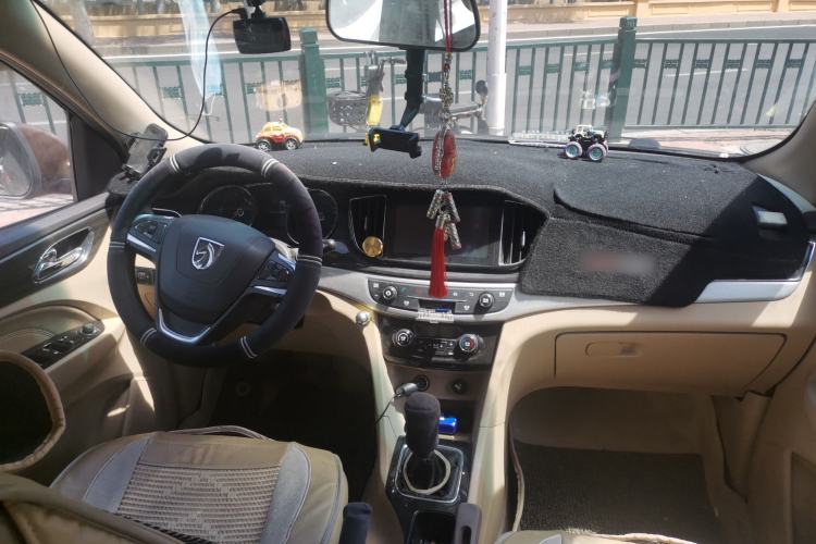 Used Baojun 730 2016 1.5T Manual Standard Version 7 Seats Center Console