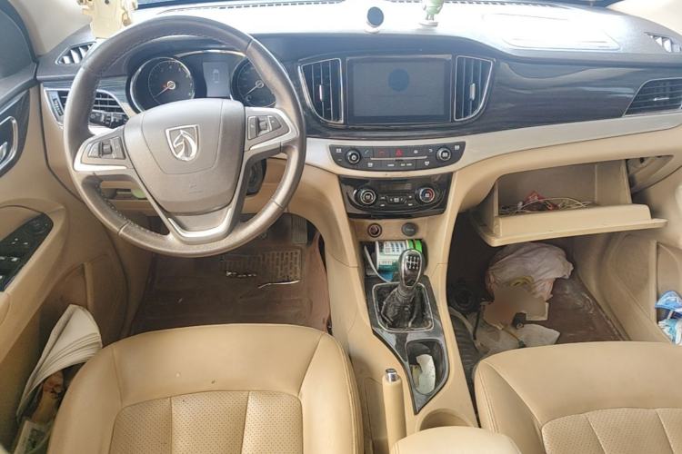 Used Baojun 730 2016 1.5T Manual Luxury Edition 7 Seats Center Console