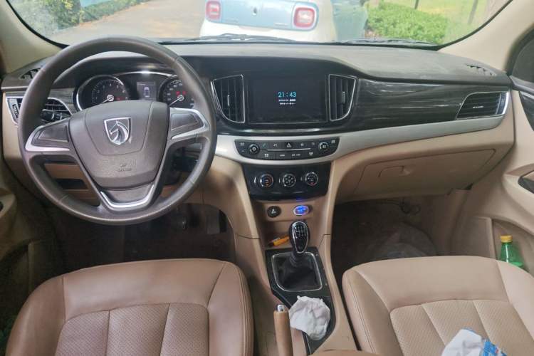 Used Baojun 730 2016 1.5T Manual Comfort Version 7 Seats Center Console