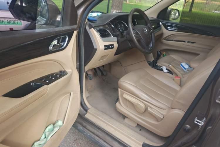 Used Baojun 730 2016 1.5T Manual Comfort Version 7 Seats Driver Seat