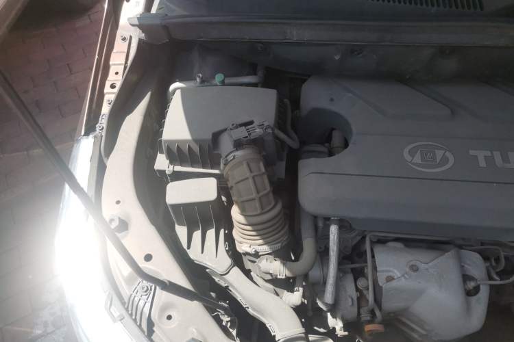 Used Baojun 730 2016 1.5T Manual Standard Version 7 Seats Engine Bay Right