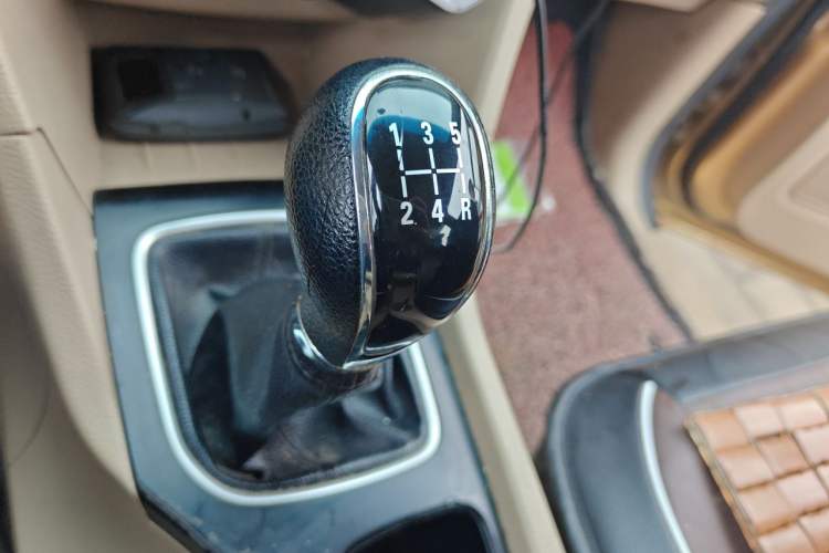 Used Baojun 730 2016 1.5L Manual Standard Version 7 Seats Gear Lever