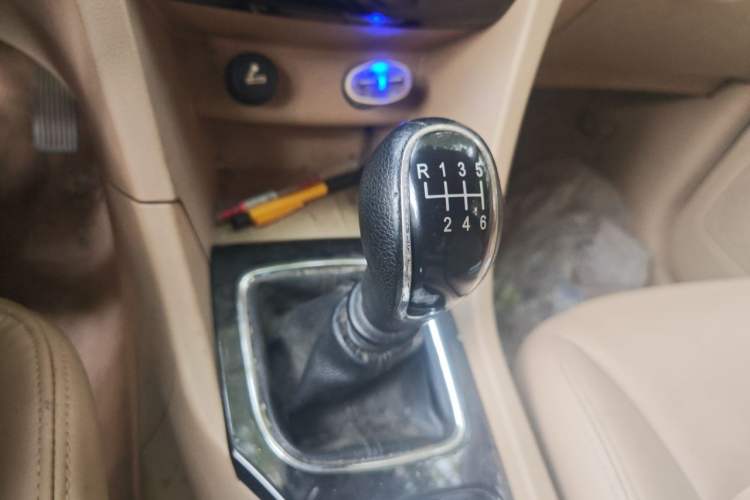 Used Baojun 730 2016 1.5T Manual Comfort Version 7 Seats Gear Lever