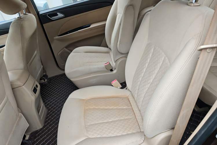 Used Baojun 730 2016 Revised 1.5L Manual Standard Version 7 Seats China V Emission Standard Left Rear Seat