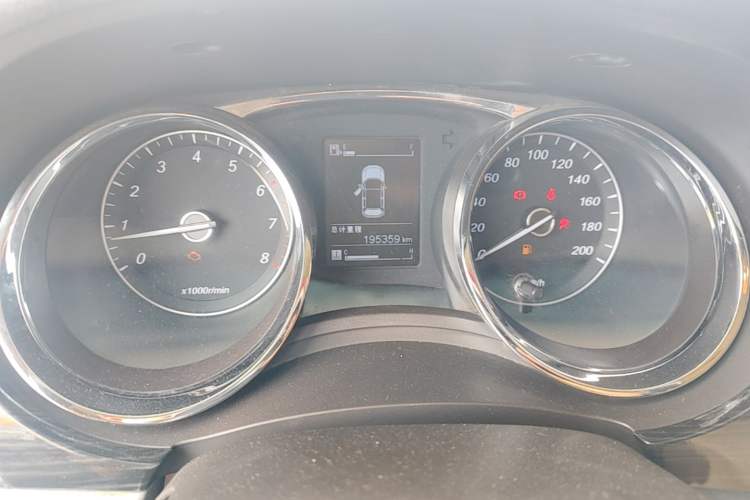 Used Baojun 730 2016 1.5T Manual Luxury Edition 7 Seats Odometer Close Up