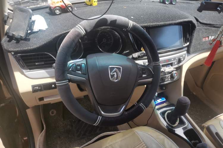 Used Baojun 730 2016 1.5T Manual Standard Version 7 Seats Steering Wheel