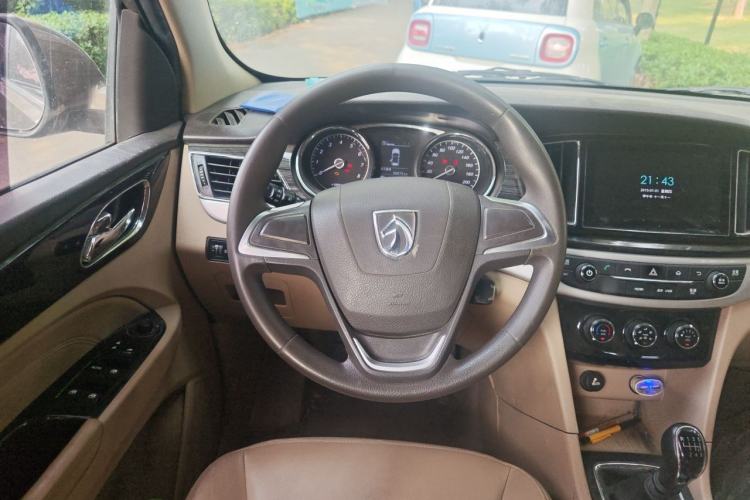 Used Baojun 730 2016 1.5T Manual Comfort Version 7 Seats Steering Wheel