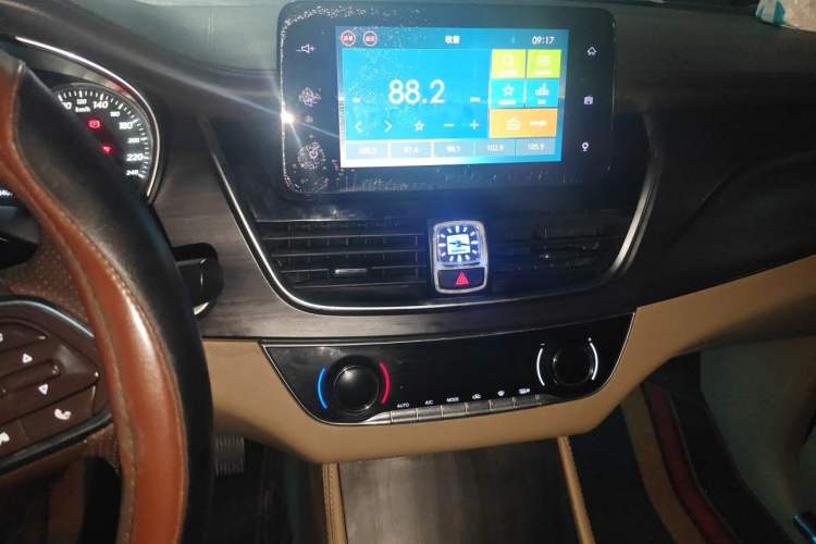 Used Baojun 730 2017 1.5T Manual Prestige Version 7 Seats Audio And AC Panel