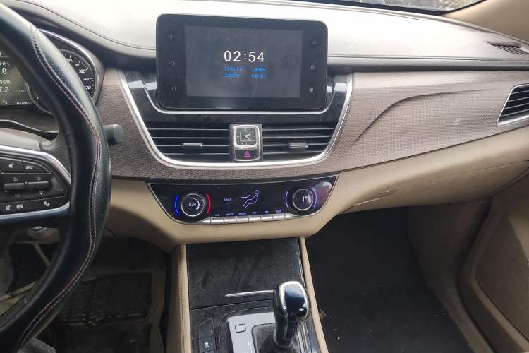 Used Baojun 730 2017 1.8L iAMT Luxury Version 7-Seater Audio And AC Panel