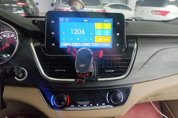 Used Baojun 730 2017 1.5T Manual Prestige Version 7 Seats Audio And AC Panel