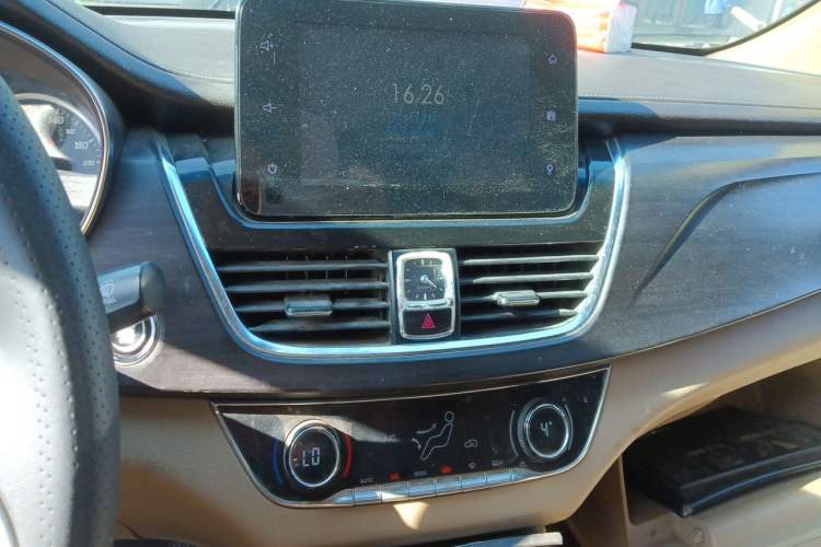 Used Baojun 730 2017 1.5T Manual Prestige Version 7 Seats Audio And AC Panel
