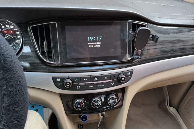 Used Baojun 730 2017 1.5T Manual Fashion Version 7 Seats China V Emission Standard Audio And AC Panel