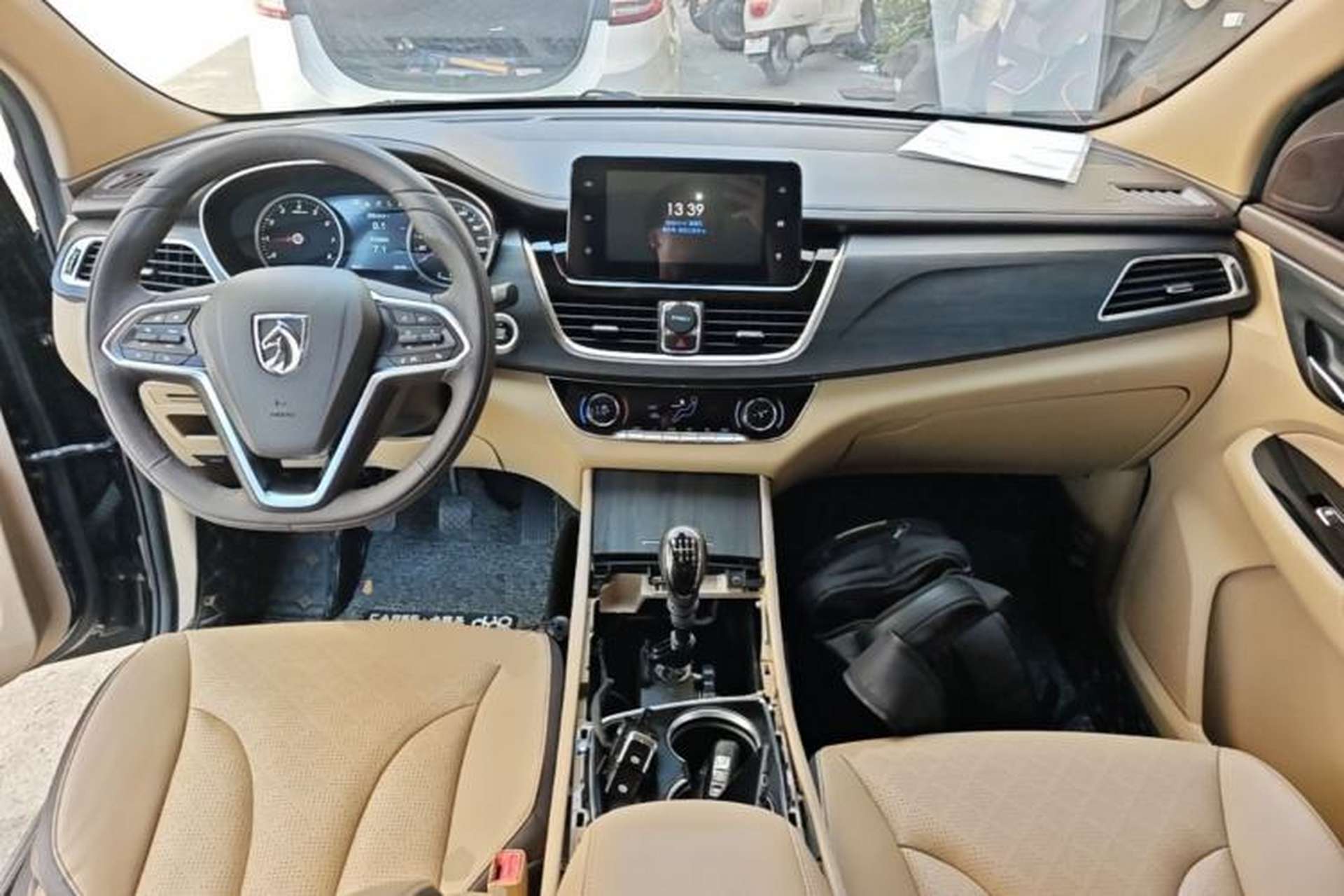 Used Baojun 730 2017 1.5T Manual Prestige Version 7 Seats Center Console