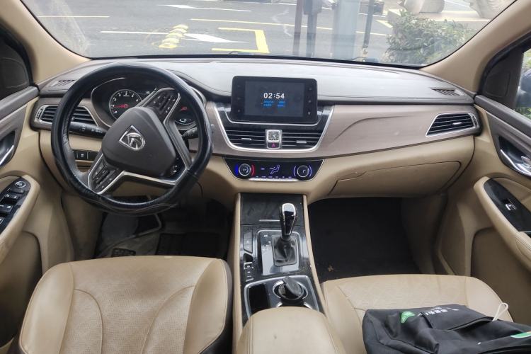 Used Baojun 730 2017 1.8L iAMT Luxury Version 7-Seater Center Console