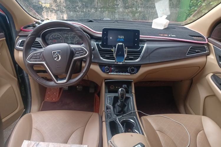Used Baojun 730 2017 1.5T Manual Prestige Version 7 Seats Center Console