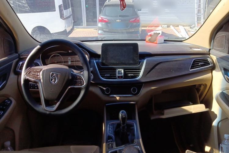 Used Baojun 730 2017 1.5T Manual Prestige Version 7 Seats Center Console