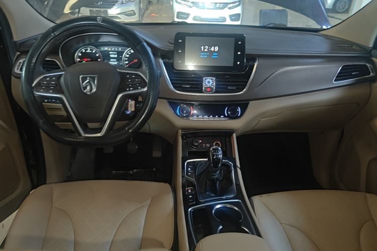 Used Baojun 730 2017 1.5T Manual Luxury Version 7 Seats Center Console