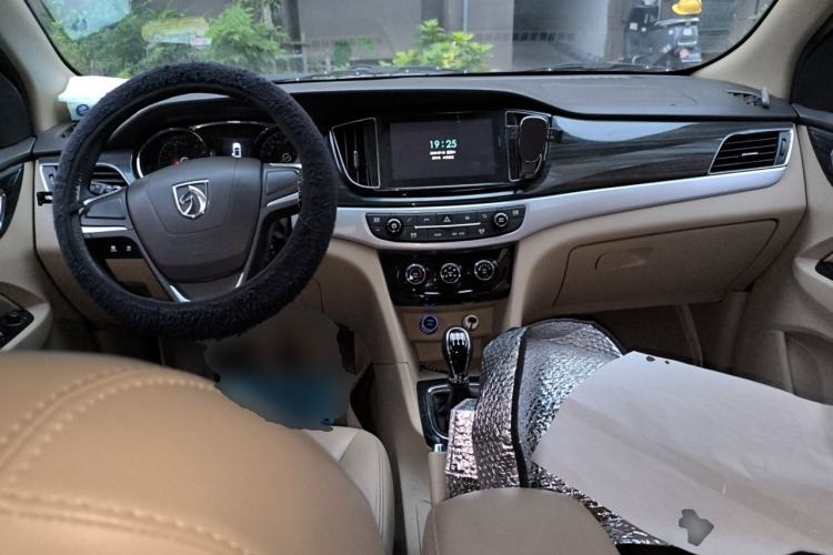 Used Baojun 730 2017 1.5T Manual Fashion Version 7 Seats China V Emission Standard Center Console