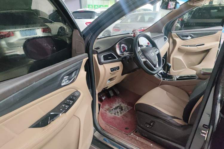 Used Baojun 730 2017 1.5T Manual Prestige Version 7 Seats Driver Seat