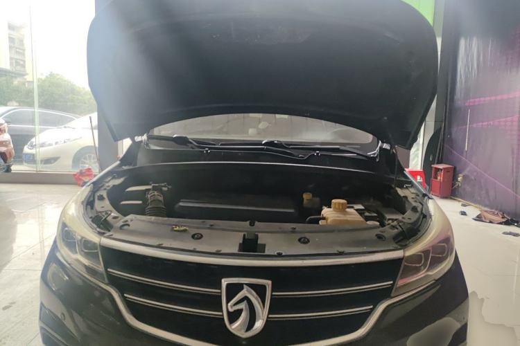 Used Baojun 730 2017 1.5T Manual Prestige Version 7 Seats Engine Bay
