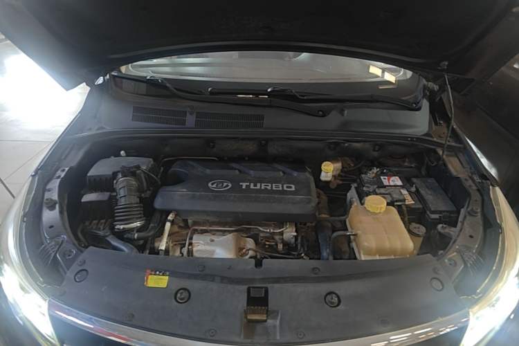 Used Baojun 730 2017 1.5T Manual Luxury Version 7 Seats Engine Bay