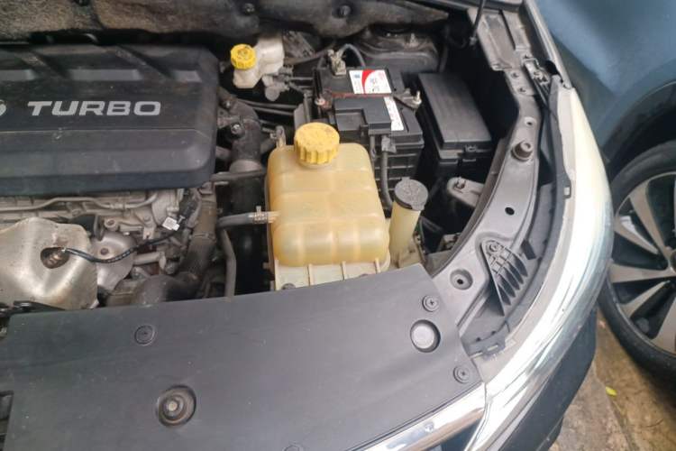Used Baojun 730 2017 1.5T Manual Prestige Version 7 Seats Engine Bay Left