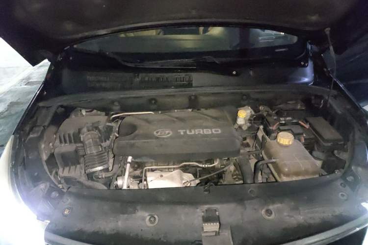 Used Baojun 730 2017 1.5T Manual Prestige Version 7 Seats Engine Bay