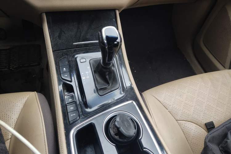 Used Baojun 730 2017 1.8L iAMT Luxury Version 7-Seater Gear Lever