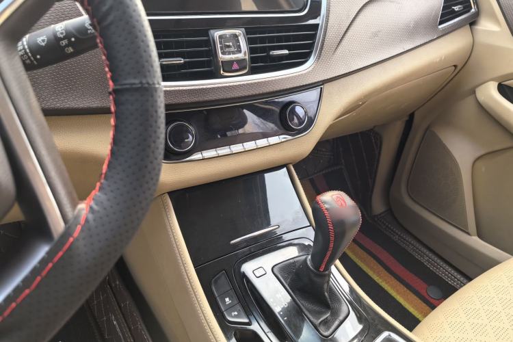 Used Baojun 730 2017 1.8L iAMT Luxury Version 7-Seater Gear Lever