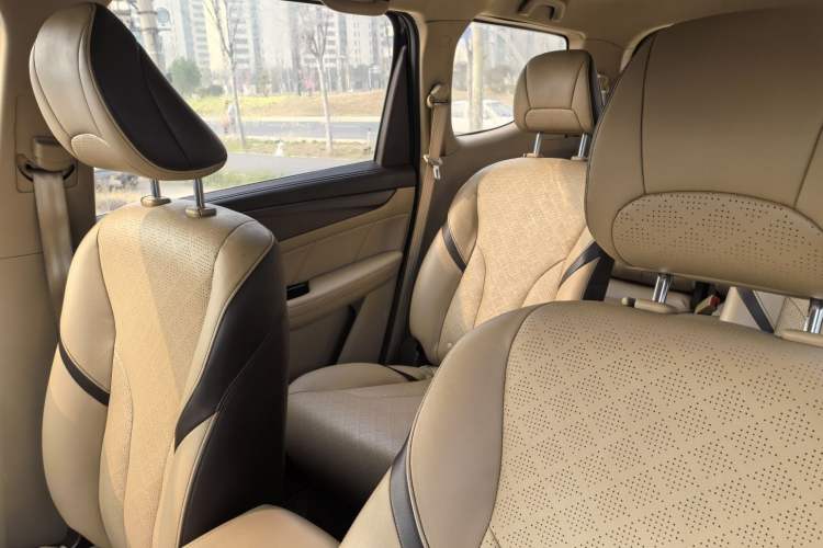 Used Baojun 730 2017 1.8L iAMT Luxury Version 7-Seater Headliner