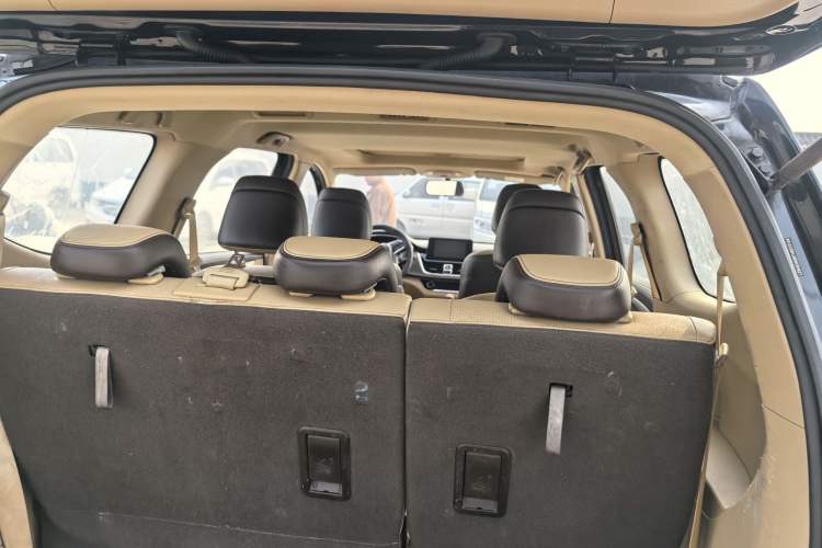 Used Baojun 730 2017 1.8L iAMT Luxury Version 7-Seater Trunk
