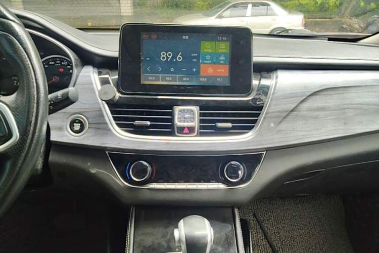 Used Baojun 730 2017 1.5T DCT Flagship Model 7 Seats China V Emission Standard Audio And AC Panel