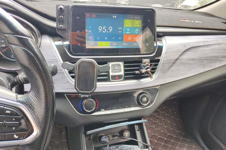 Used Baojun 730 2017 1.5T DCT Fashion Edition 7-Seater China V Emission Standard Audio And AC Panel