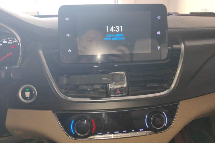 Used Baojun 730 2017 1.8L iAMT Prestige Version 7 Seats Audio And AC Panel