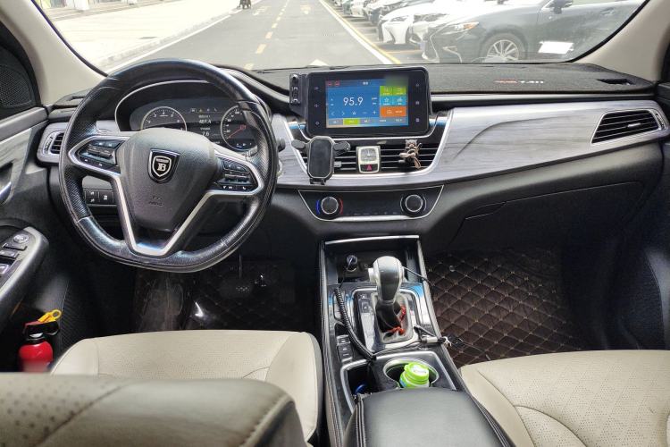 Used Baojun 730 2017 1.5T DCT Fashion Edition 7-Seater China V Emission Standard Center Console