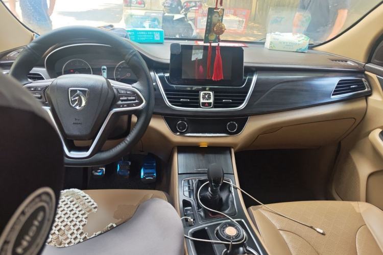 Used Baojun 730 2017 1.5T Manual Prestige Version 7 Seats Center Console